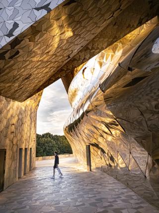 La Philharmonie de Paris, une salle de concert moderne. Un homme traverse pour se rendre de l'autre cote