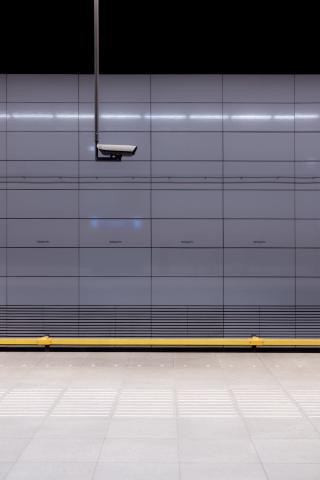 Une caméra de surveillance dans un metro. Elle semble venir de null part