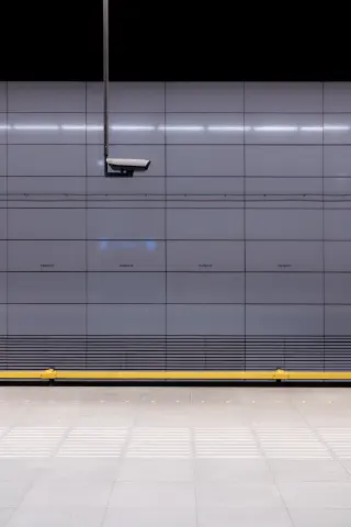 Une caméra de surveillance dans un metro. Elle semble venir de null part