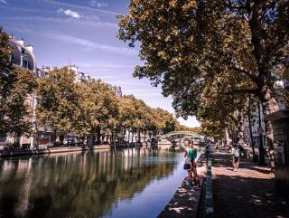 Un canal parisien, avec une femme prenant la meme photo