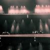 Photo des balcons d’une salle de concert moderne. La perspective donne l’impression que c’est une photo d’un paquebot avec quelques personne sur le pont
