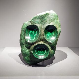 Un crystal/roche verte qui ressemble a un visage. La couleur verte rappel le masque du filme The mask