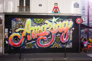 Mur latérale d'un bar décorée d'une peinture murale