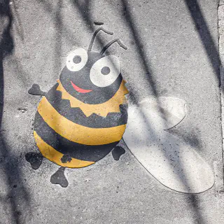 Une abeille sur le sol