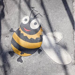 Une abeille sur le sol