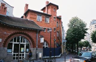 Bâtiment en brique rouge