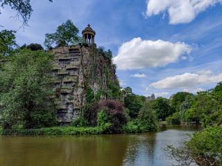 [Parc des Buttes-Chaumont](https://fr.wikipedia.org/wiki/Parc_des_Buttes-Chaumont)