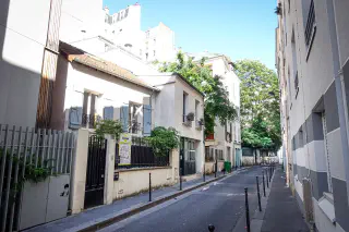 Rue parisienne avec des petite maisons