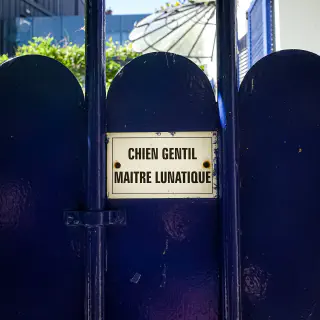 Écriteau `Chien gentils Maitre lunatique`