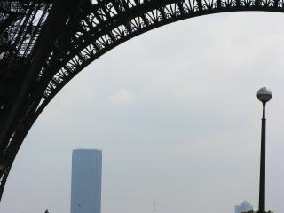 La tour montparnasse au travers de la tour Eiffel