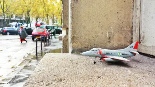 Un avion en jouet sur le rebord d'une fenêtre