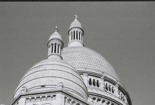 [Le sacré-Coeur](https://fr.wikipedia.org/wiki/Basilique_du_Sacr%C3%A9-C%C5%93ur_de_Montmartre)