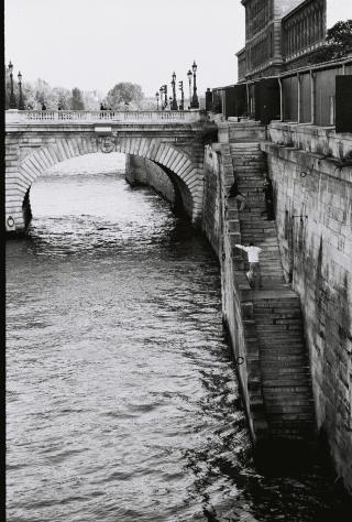 Escalier qui mène dans l'eau