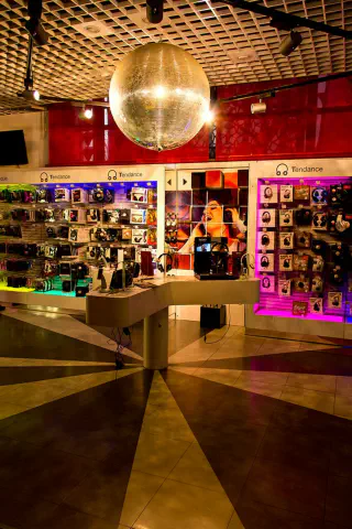 La discothèque du virgin mégastore des champs