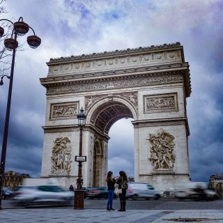 Two woman before the Arc de Triomphe