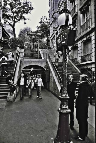 Une entrée de métro parisienne