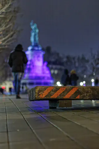 Place de la république avec un banc en premier plan