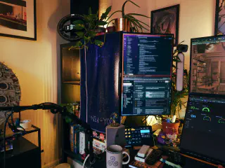 Vue d'ensemble du meuble Kallax avec la serviette qui cache deux cases