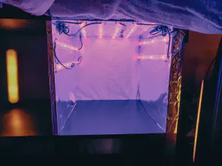 Case d'un meuble Ikea Kallax, avec 8 bandeaux de LED et une serviette au fond