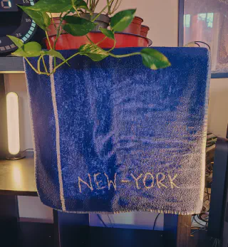 Case d'un meuble Ikea Kallax fermée avec une serviette