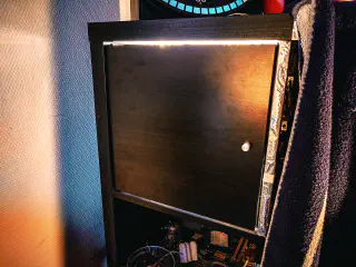 Étagère Kallax avec la porte fermée. Comme n'importe quelle autre Kallax dans le monde.