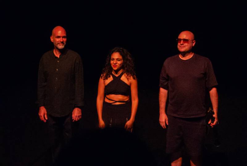 Les 3 artistes sur scène Les trois artistes sur scène à la fin du concert.