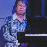 Makoto Ozone place himself aside of the piano to give the attention to Shimpei Ogawa for the beginning of the song